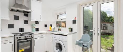 Fridge, microwave, oven, coffee/tea maker