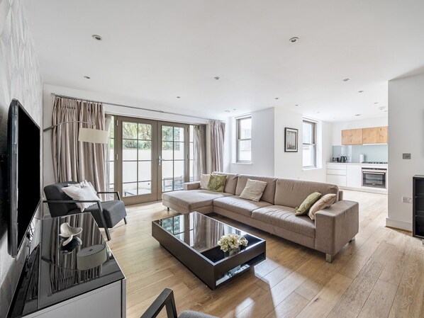 TV - Pass the Keys | Stylish Luxury Flat in Prestigious St John's Wood (London)