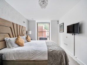 Iron/ironing board, free WiFi, bed sheets