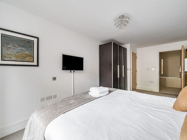 Tabla de planchar con plancha, wifi gratis y ropa de cama