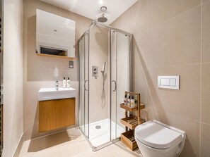 Shower, towels - Pass the Keys | Stylish Luxury Flat in Prestigious St John's Wood (London)