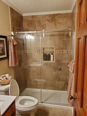 Dusche, Haartrockner, Handtücher, Seife