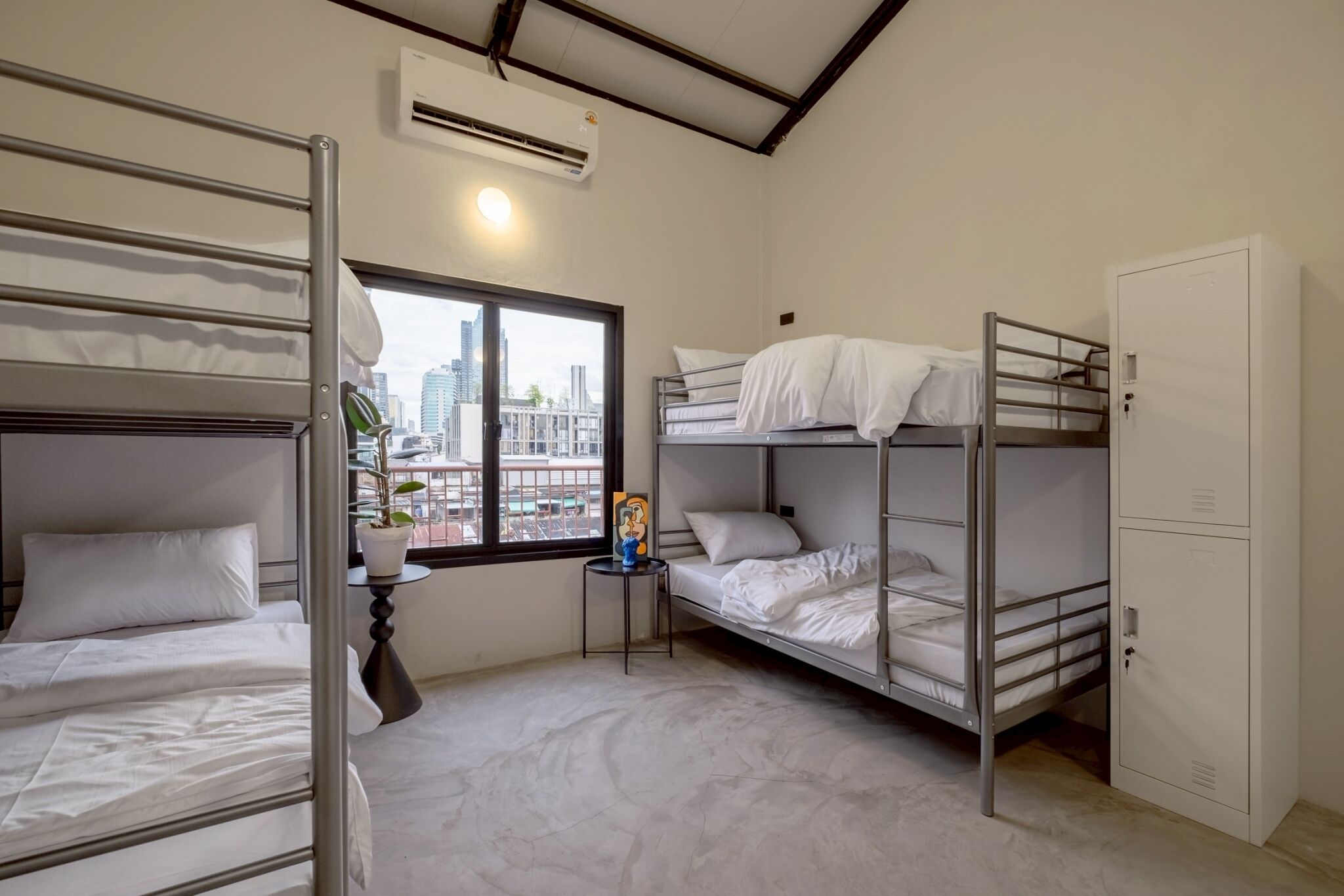 Habitación cuádruple Confort | Minibar con artículos gratuitos y wifi gratis