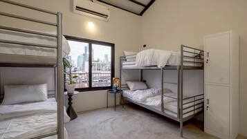Habitación cuádruple Confort | Minibar con artículos gratuitos y wifi gratis