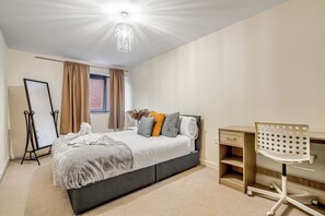 2 bedrooms, iron/ironing board, WiFi, wheelchair access - Spacious 2-Bedroom Flat in Birmingham – Long-Term Stays Welcome (Birmingham)