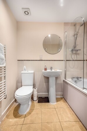 Towels, soap, toilet paper - Spacious 2-Bedroom Flat in Birmingham – Long-Term Stays Welcome (Birmingham)