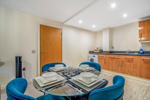 Dining - Spacious 2-Bedroom Flat in Birmingham – Long-Term Stays Welcome (Birmingham)