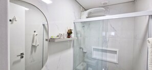 Apartamento conforto | Banheiro | Chuveiro, toalhas de banho, sabonete 