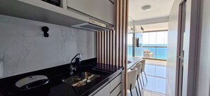 Apartamento conforto | Cozinha privada | Frigobar, micro-ondas, cooktop, cafeteira/chaleira