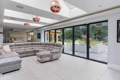 Luxury Villa in Knutsford With Heated Indoor Pool & Hot Tub