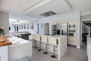 Micro-ondes, four, plaque de cuisson, lave-vaisselle