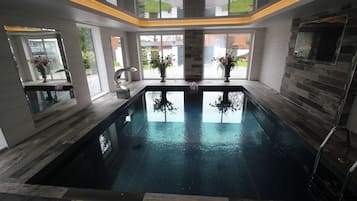 Piscina coperta, una piscina riscaldata
