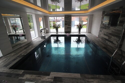 Luxury Villa in Knutsford With Heated Indoor Pool & Hot Tub