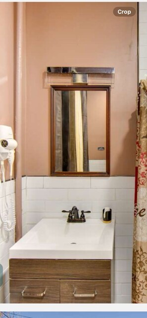 Secador de pelo, toallas, jabón y papel higiénico