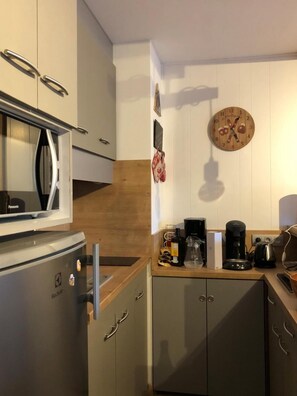 Fridge, microwave, oven, coffee/tea maker
