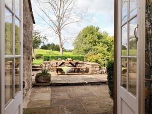 Outdoor dining - Ellis House (Skipton)