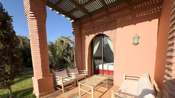 Brankas, tirai kedap cahaya, setrika/meja setrika, dan Wi-Fi gratis