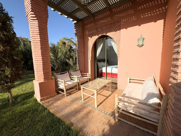 Brankas, tirai kedap cahaya, setrika/meja setrika, dan Wi-Fi gratis