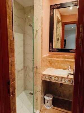 Douche, sèche-cheveux, serviettes fournies, savon