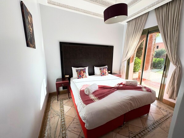 客房內保險箱、獨特裝潢、布置獨特、筆電工作空間