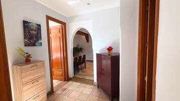 Brankas, tirai kedap cahaya, setrika/meja setrika, dan Wi-Fi gratis