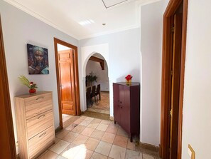 Brankas, tirai kedap cahaya, setrika/meja setrika, dan Wi-Fi gratis