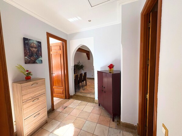 Prémium ágynemű, memóriahabos ágy, széf a szobában és egyedi dekoráció