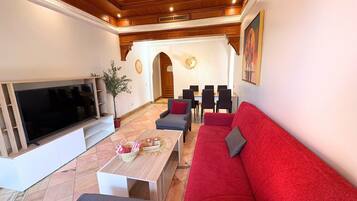 Brankas, tirai kedap cahaya, setrika/meja setrika, dan Wi-Fi gratis