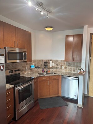 Mikrowelle, Ofen, Herdplatte, Geschirrspüler