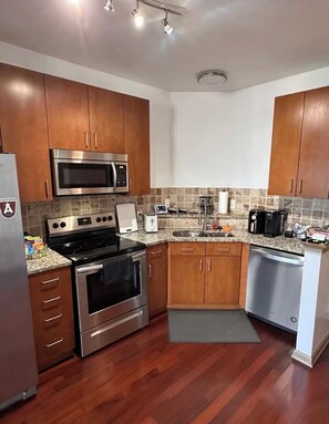 Fridge, microwave, oven, stovetop - Chic Condo 2mi from Mercedes-Benz & State Farm (Atlanta)
