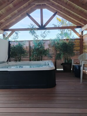 Outdoor spa tub