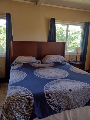 4 bedrooms, iron/ironing board, WiFi, bed sheets