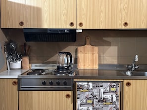 Refrigerador, microondas, horno y parrilla de estufa