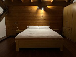 1 bedroom, iron/ironing board, travel cot, free WiFi