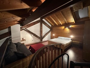 1 chambre, fer et planche à repasser, lit de bébé portatif