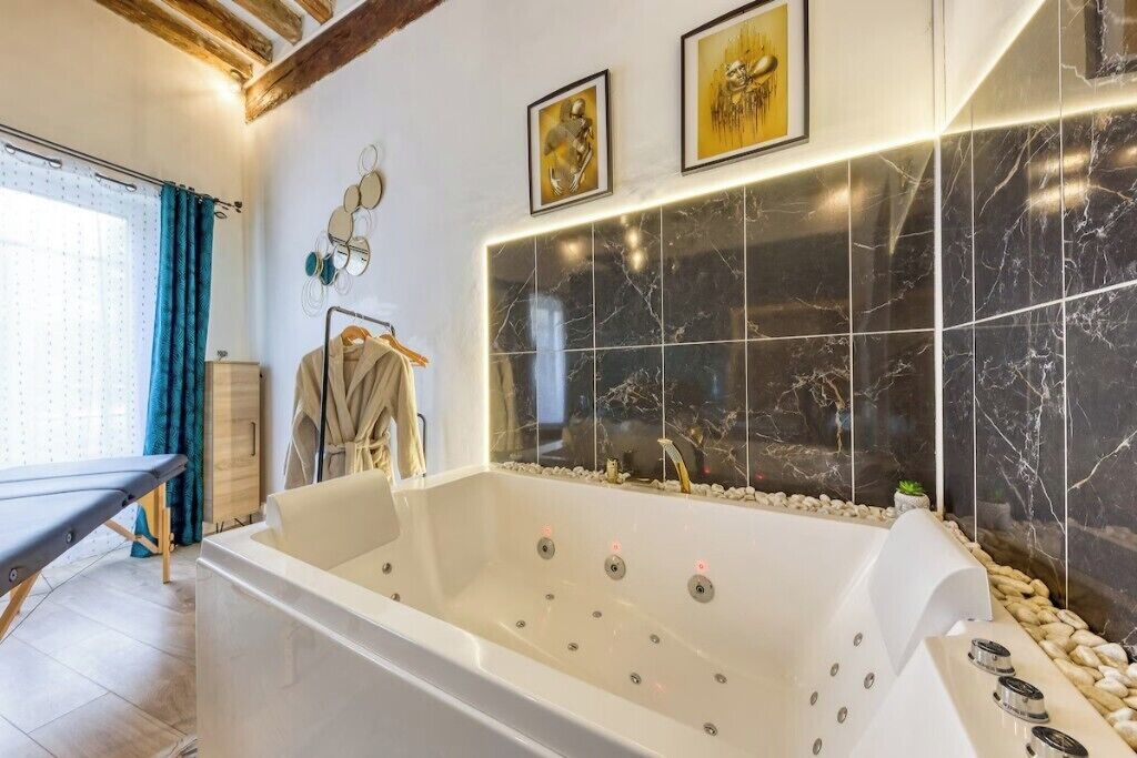 Douche, sèche-cheveux, serviettes fournies, papier toilette