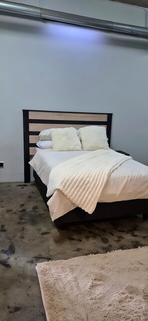 1 bedroom, desk, iron/ironing board, free WiFi - Chic Studio Stay in Johannesburg’s Creative Hub (Johannesburg)