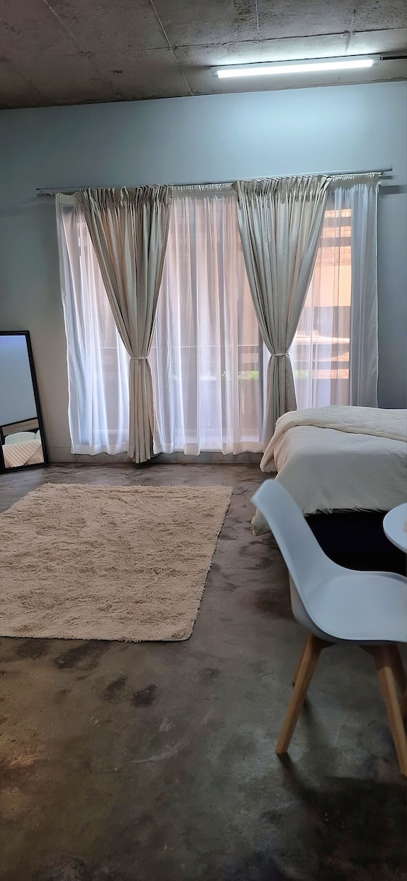 Chic Studio Stay In Johannesburgs Creative Hub - Johannesburg