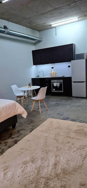 1 habitación, escritorio, tabla de planchar con plancha y wifi gratis 