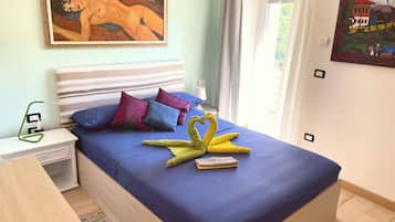 Tabla de planchar con plancha, internet y ropa de cama