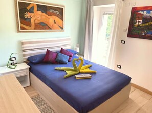 Iron/ironing board, Internet, bed sheets