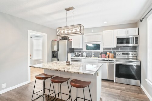 Spacious 5-bedroom farmhouse in superb Albany with AC. Close to OSU,  I5, LBCC