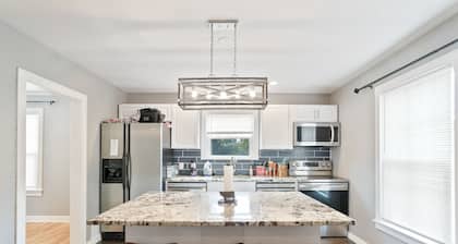 Spacious 5-bedroom farmhouse in superb Albany with AC. Close to OSU, I5, LBCC