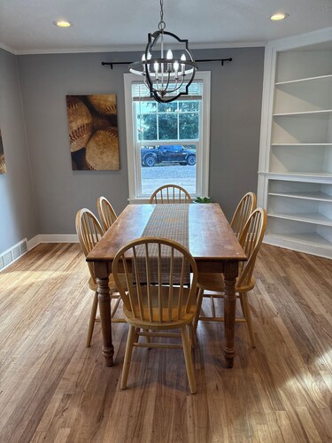 Spacious 5-bedroom farmhouse in superb Albany with AC. Close to OSU, I5, LBCC