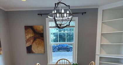 Spacious 5-bedroom farmhouse in superb Albany with AC. Close to OSU, I5, LBCC