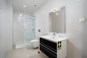 Shower, hair dryer, towels - Blue Pearl Cosy Lagos Apartment (Lagos)