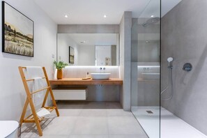 Shower, hair dryer, towels
