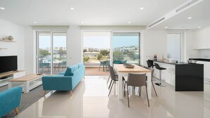 Un appartement moderne comprenant un salon, un coin repas et une cuisine.