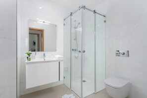 Shower, hair dryer, towels - Bright Modern Seaside Apartment (Lagos)