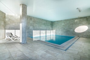 Indoor pool, outdoor pool - CourtView Modern Lagos Apartment (Lagos)